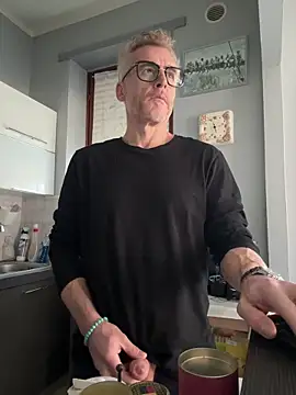 Axl hot online show from 4, 4, 2026