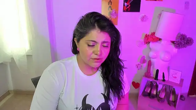 TifanyAmazinng online show from 10, 4, 2026