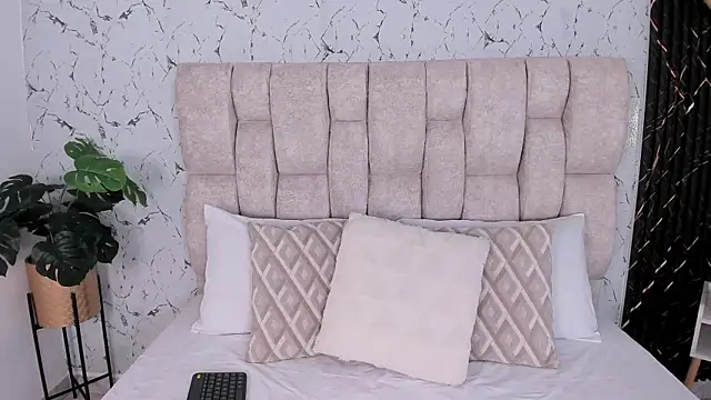 Laura Ivy online show from 10, 11, 2025