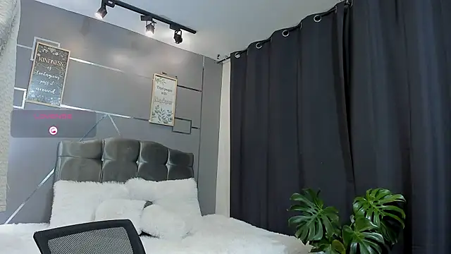 Snapshot of Room_69x chatting on 23, 11, 2025 Room 69x online show from 23, 11, 2025