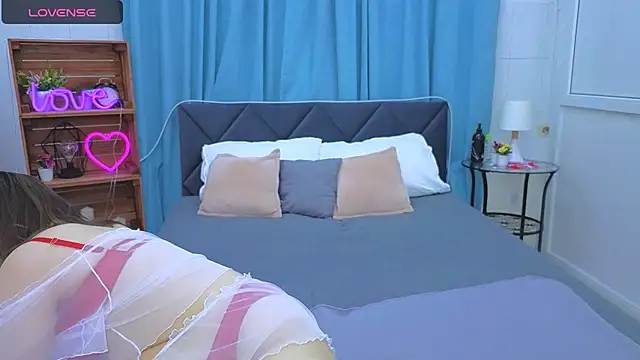 Snapshot of Laura_Ellinss chatting on 7, 10, 2025 Laura Ellinss online show from 7, 10, 2025