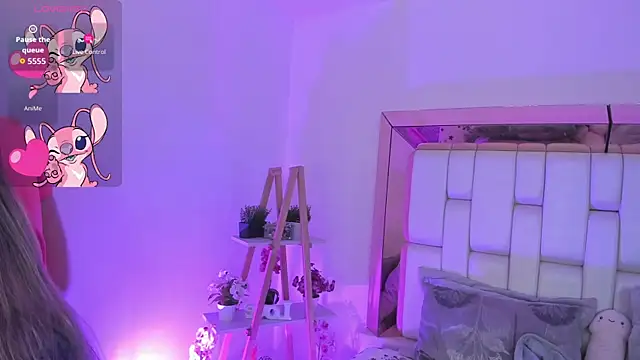 Snapshot of MiaVillalobos chatting on 12, 9, 2025 MiaVillalobos online show from 12, 9, 2025