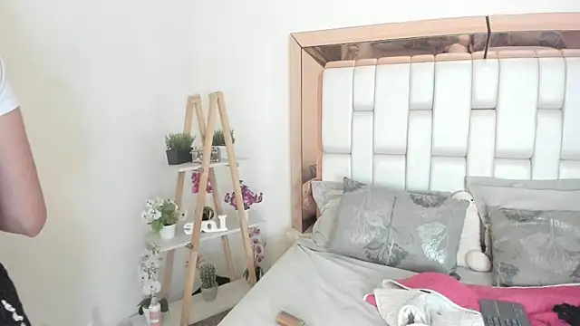 Snapshot of MiaVillalobos chatting on 15, 9, 2025 MiaVillalobos online show from 15, 9, 2025