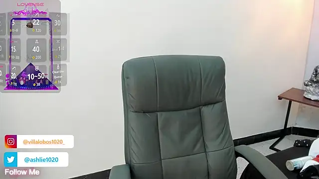 Snapshot of MiaVillalobos chatting on 22, 10, 2025 MiaVillalobos online show from 22, 10, 2025