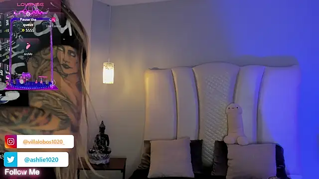 Snapshot of MiaVillalobos chatting on 23, 10, 2025 MiaVillalobos online show from 23, 10, 2025