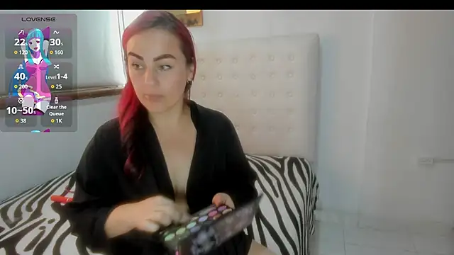 Snapshot of Roxannelorence_ chatting on 28, 10, 2025 Roxannelorence  online show from 28, 10, 2025