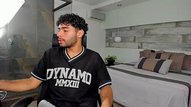 Snapshot of RaphaelDufort chatting on 17, 12, 2025 RaphaelDufort online show from 17, 12, 2025