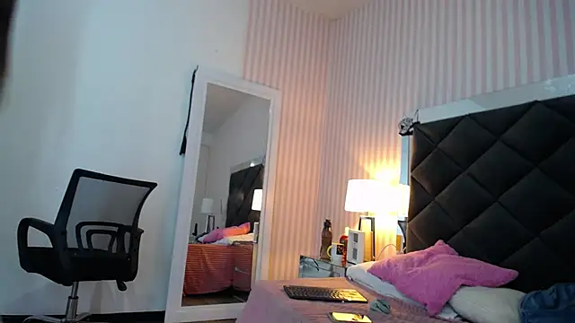 ViictoriaJones  online show from 18, 10, 2025