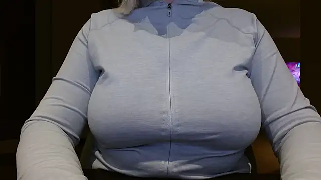 Snapshot of Esmee-Xxx chatting on 8, 11, 2025 Esmee-Xxx online show from 8, 11, 2025