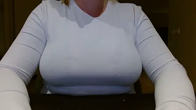 Snapshot of Esmee-Xxx chatting on 16, 11, 2025 Esmee-Xxx online show from 16, 11, 2025