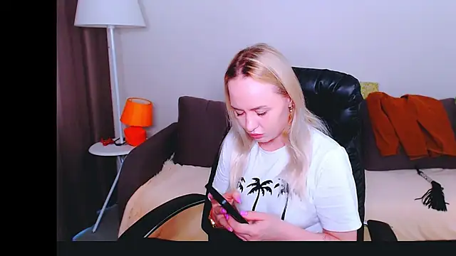 LiluMoon   online show from 23, 4, 2026