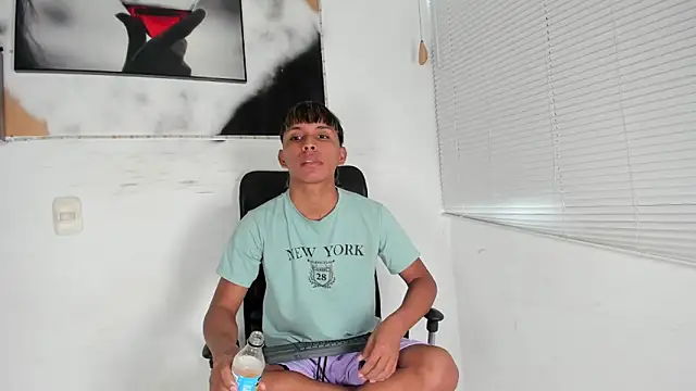 Snapshot of tyler_twink_boy chatting on 11, 10, 2025 tyler twink boy online show from 11, 10, 2025