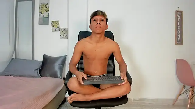 Snapshot of tyler_twink_boy chatting on 1, 5, 2026 tyler twink boy online show from 1, 5, 2026