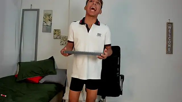 Snapshot of tyler_twink_boy chatting on 17, 5, 2026 tyler twink boy online show from 17, 5, 2026