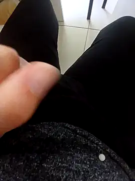 Snapshot of elisaelisa12 chatting on 21, 9, 2025 elisaelisa12 online show from 21, 9, 2025