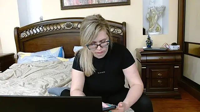 Snapshot of Crystal00Girl chatting on 5, 1, 2026 Crystal00Girl online show from 5, 1, 2026