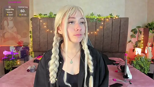 Snapshot of LanaMills_ chatting on 5, 4, 2026 LanaMills online show from 5, 4, 2026