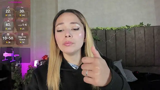 Snapshot of LanaMills_ chatting on 17, 4, 2026 LanaMills online show from 17, 4, 2026