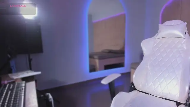 Snapshot of HannahMontgomery chatting on 19, 11, 2025 HannahMontgomery online show from 19, 11, 2025