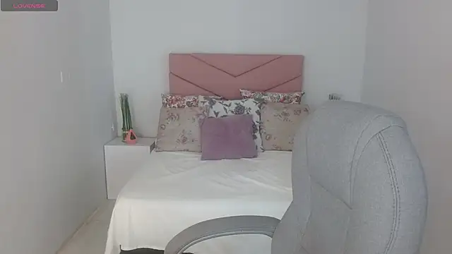 Snapshot of SarayVega_ chatting on 17, 10, 2025 SarayVega online show from 17, 10, 2025