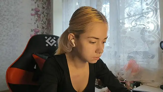 Snapshot of Witching_Moon chatting on 6, 11, 2025 Witching Moon online show from 6, 11, 2025