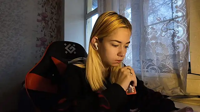 Snapshot of Witching_Moon chatting on 18, 11, 2025 Witching Moon online show from 18, 11, 2025