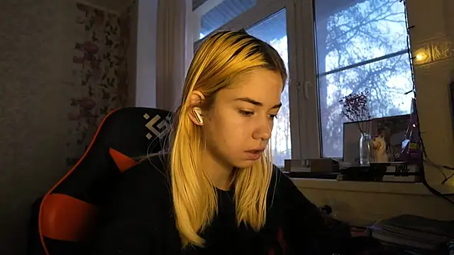 Snapshot of Witching_Moon chatting on 15, 12, 2025 Witching Moon online show from 15, 12, 2025