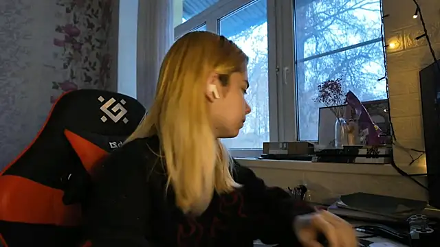 Snapshot of Witching_Moon chatting on 16, 12, 2025 Witching Moon online show from 16, 12, 2025