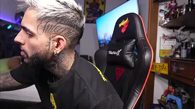 Snapshot of logan_hugh8 chatting on 14, 3, 2026 logan hugh8 online show from 14, 3, 2026