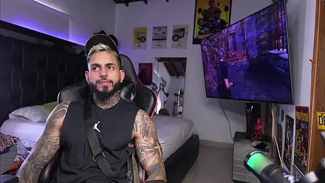 Snapshot of logan_hugh8 chatting on 14, 3, 2026 logan hugh8 online show from 14, 3, 2026