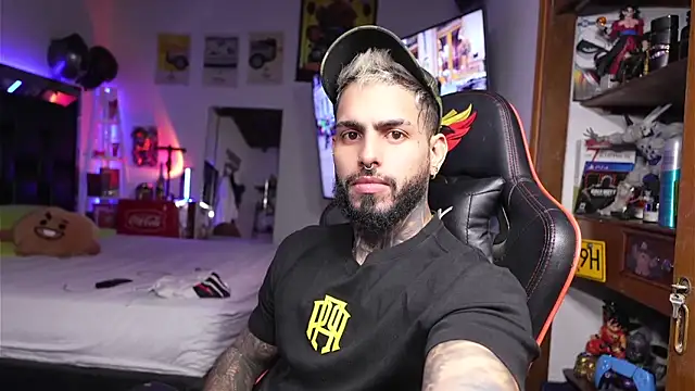 Snapshot of logan_hugh8 chatting on 19, 3, 2026 logan hugh8 online show from 19, 3, 2026