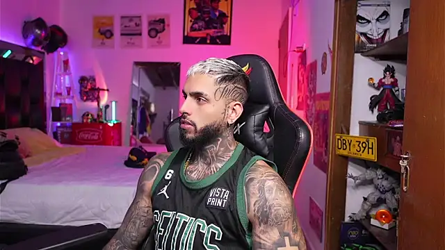 Snapshot of logan_hugh8 chatting on 1, 4, 2026 logan hugh8 online show from 1, 4, 2026