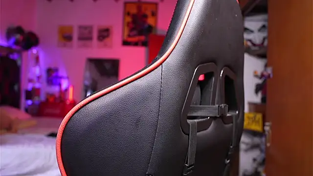 Snapshot of logan_hugh8 chatting on 4, 4, 2026 logan hugh8 online show from 4, 4, 2026