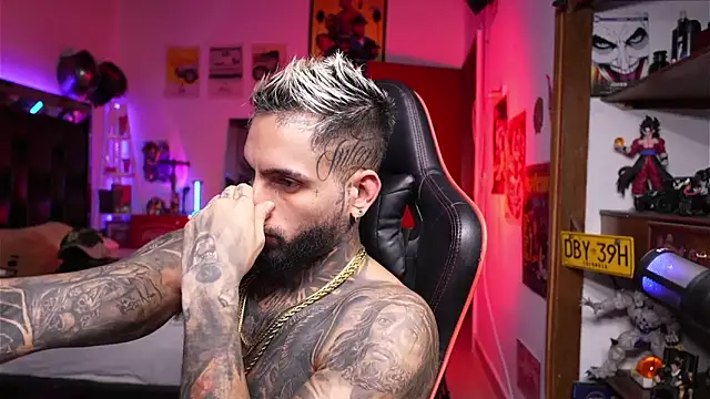 Snapshot of logan_hugh8 chatting on 7, 4, 2026 logan hugh8 online show from 7, 4, 2026