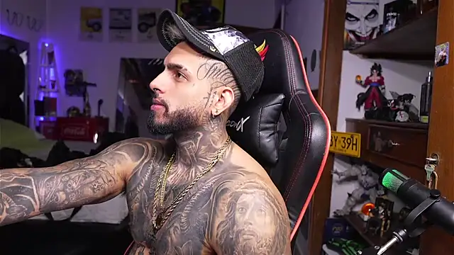 Snapshot of logan_hugh8 chatting on 20, 4, 2026 logan hugh8 online show from 20, 4, 2026