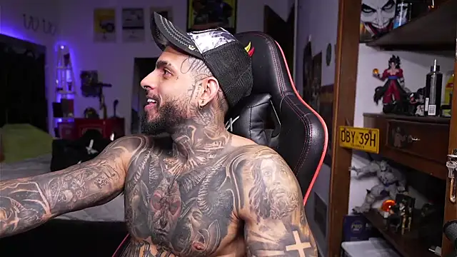 Snapshot of logan_hugh8 chatting on 23, 4, 2026 logan hugh8 online show from 23, 4, 2026