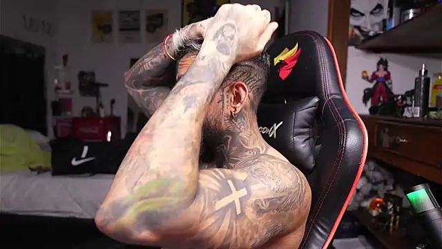 Snapshot of logan_hugh8 chatting on 26, 4, 2026 logan hugh8 online show from 26, 4, 2026