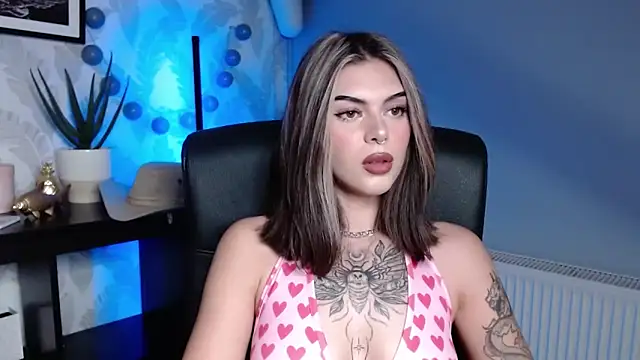 Snapshot of Nova_SIN chatting on 6, 10, 2025 Nova SIN online show from 6, 10, 2025