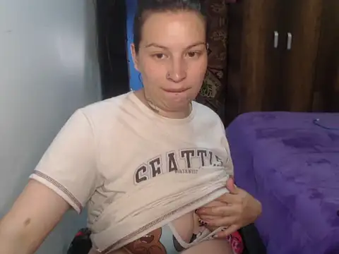 Snapshot of cloequeen15 chatting on 12, 4, 2026 cloequeen15 online show from 12, 4, 2026