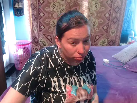 Snapshot of cloequeen15 chatting on 21, 4, 2026 cloequeen15 online show from 21, 4, 2026