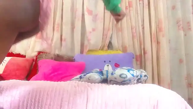 Snapshot of LoloQueen5 chatting on 15, 4, 2026 LoloQueen5 online show from 15, 4, 2026