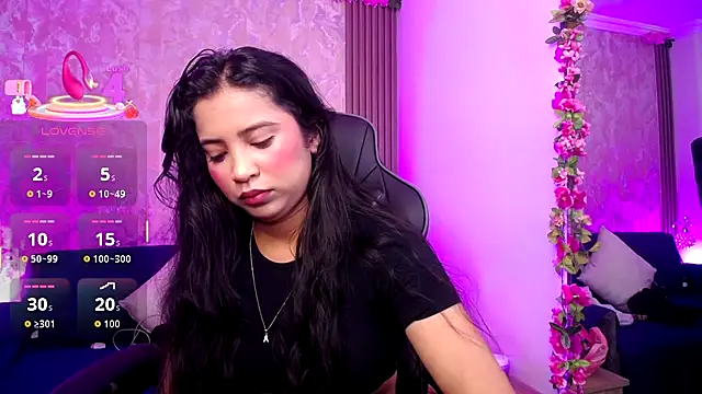 Snapshot of SophiaWalker_1 chatting on 21, 10, 2025 SophiaWalker 1 online show from 21, 10, 2025