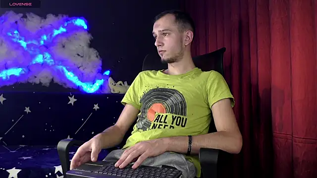 Snapshot of AxelMassimo chatting on 4, 12, 2025 AxelMassimo online show from 4, 12, 2025