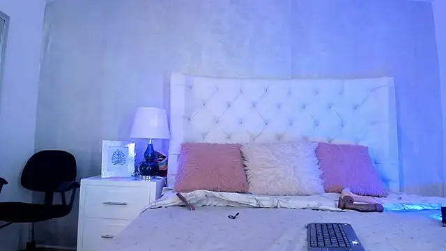 Yara Bliss  online show from 2, 12, 2025