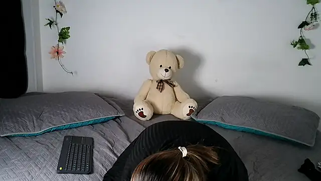 Snapshot of abella-lemus chatting on 6, 2, 2026 abella-lemus online show from 6, 2, 2026