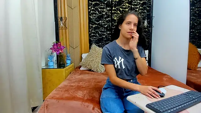 Snapshot of MiaCours chatting on 5, 3, 2026 MiaCours online show from 5, 3, 2026