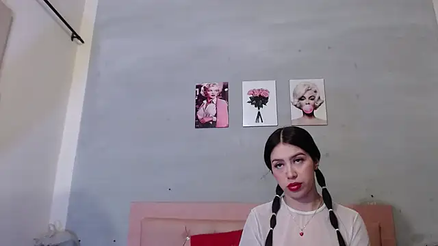 Snapshot of Olivia_Spear chatting on 18, 10, 2025 Olivia Spear online show from 18, 10, 2025