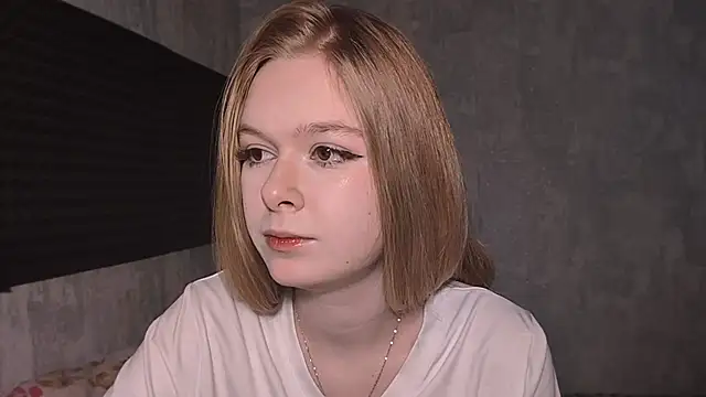 Snapshot of LiaVibes chatting on 7, 4, 2026 LiaVibes online show from 7, 4, 2026