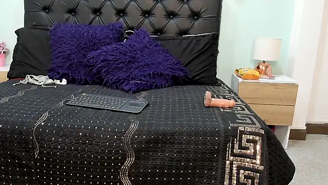 Marianee Rousse online show from 12, 11, 2025