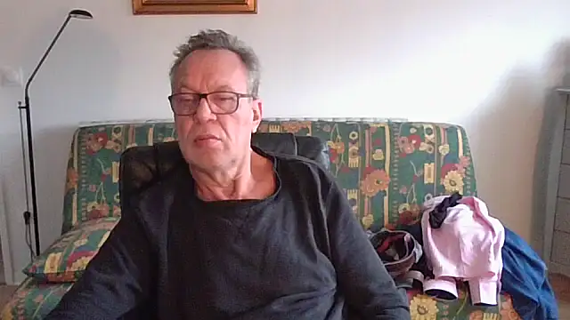 Snapshot of cqhd76 chatting on 4, 12, 2025 cqhd76 online show from 4, 12, 2025